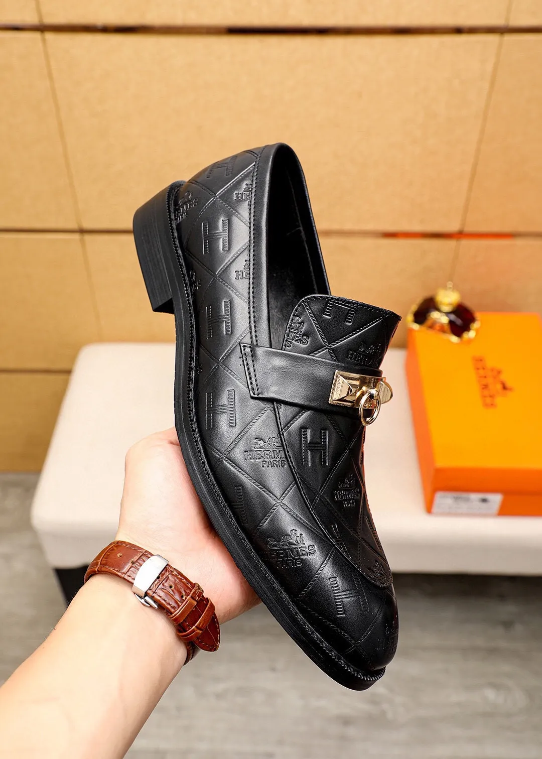 Men's shoes 💰480 💐 Product trademark: HERMES "Hermès" casual leather shoes Regular size: 38-44 (45🉑️customized) Product materials: Selected imported first-layer calfskin embossed upper + classic hardware buckle, imported water-dyed 🐂 cowhide lining. Strong three-dimensional visual effect, non-slip and wear-resistant combination outsole Color: 2⃣️colors available